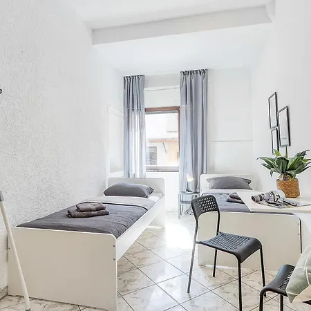 Apartment Chic 4 In
